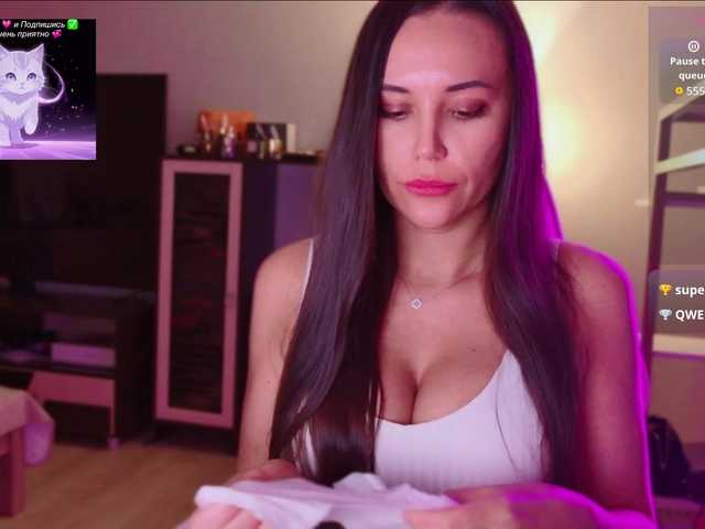 QWEENII live cam on BongaCams