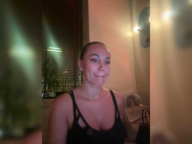 QWEENII live cam on BongaCams