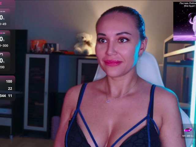 QWEENII live cam on BongaCams