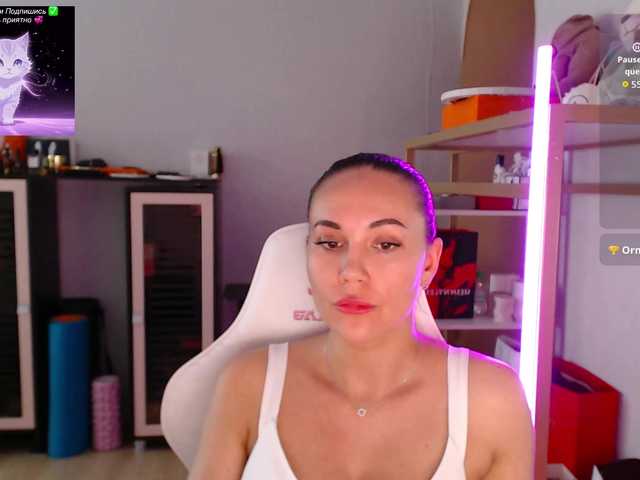 QWEENII live cam on BongaCams