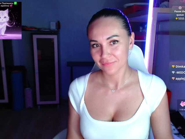 QWEENII live cam on BongaCams