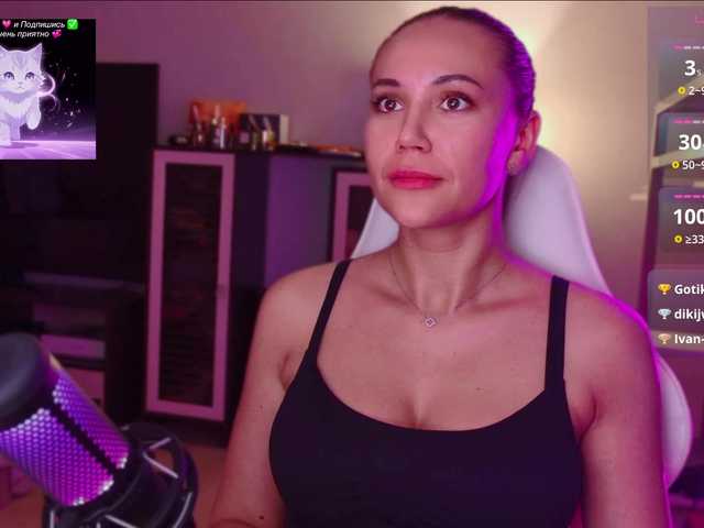 QWEENII live cam on BongaCams