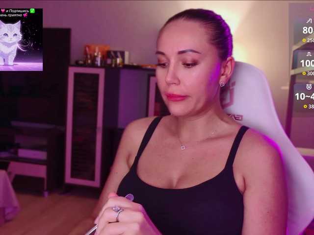 QWEENII live cam on BongaCams