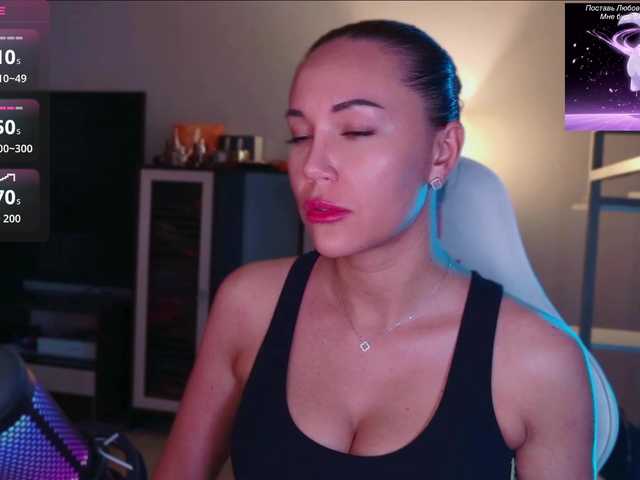 QWEENII live cam on BongaCams