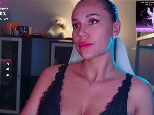 QWEENII live cam on BongaCams