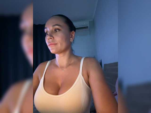 QWEENII live cam on BongaCams