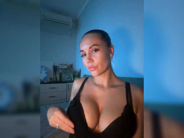 QWEENII live cam on BongaCams