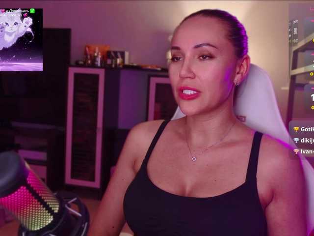 QWEENII live cam on BongaCams