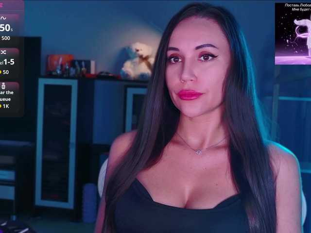 QWEENII live cam on BongaCams