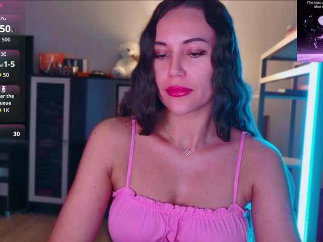 QWEENII live cam preview