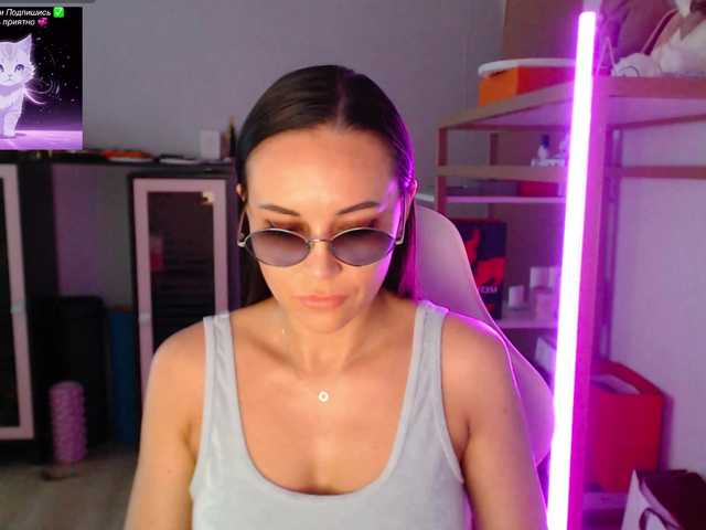 QWEENII live cam on BongaCams