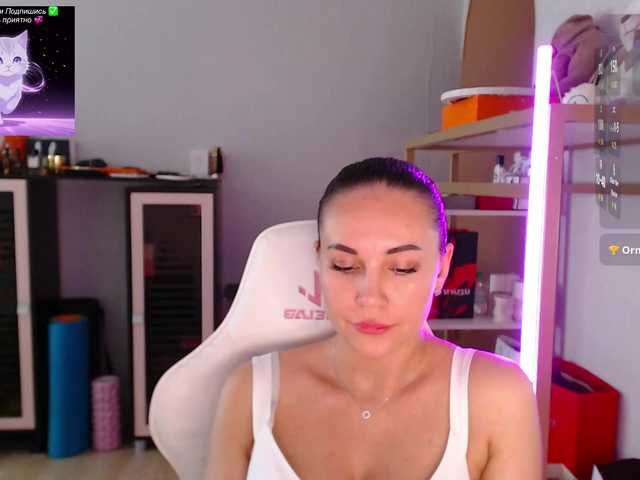 QWEENII live cam on BongaCams