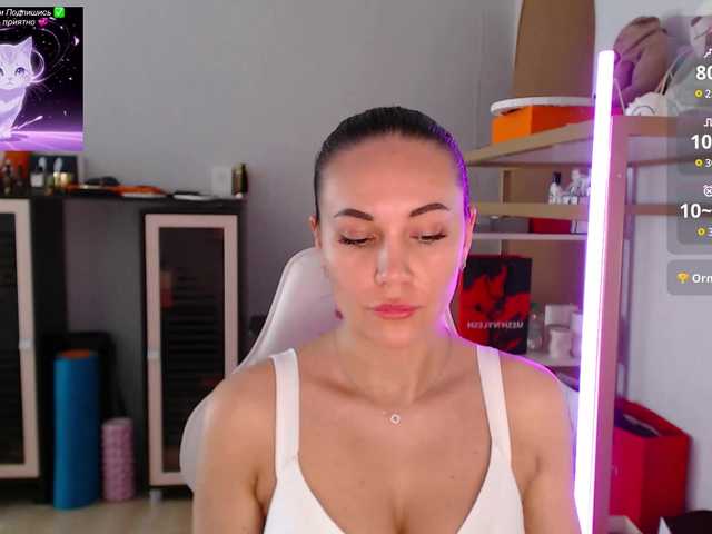 QWEENII live cam on BongaCams
