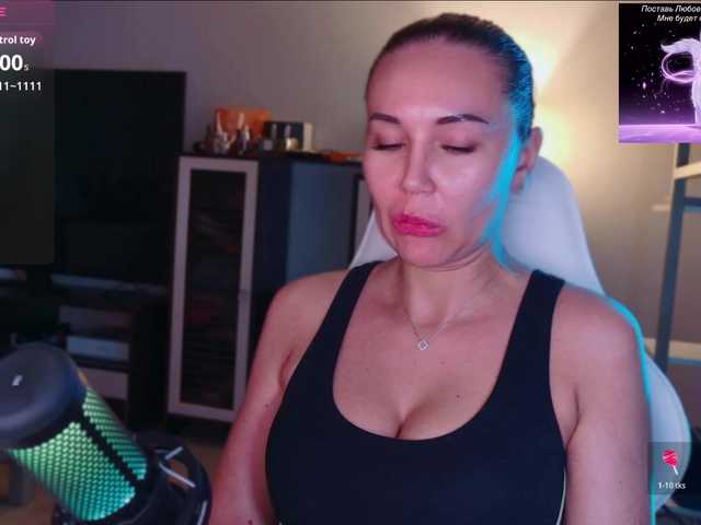 QWEENII live cam on BongaCams