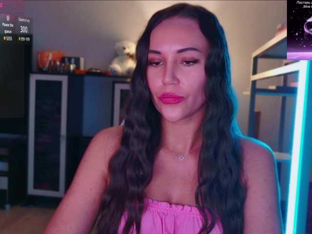 QWEENII live cam preview