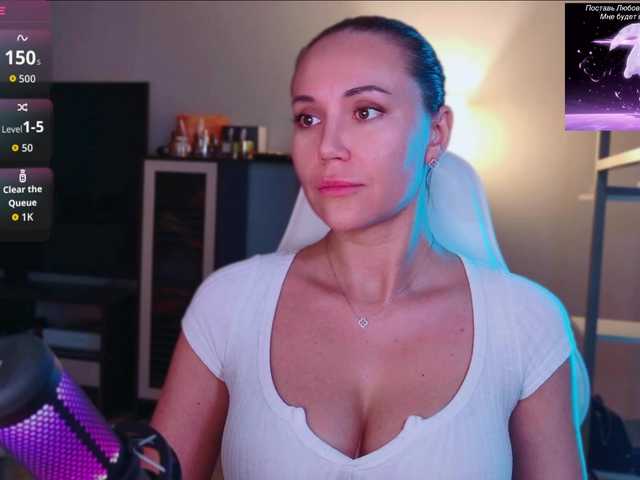 QWEENII live cam on BongaCams