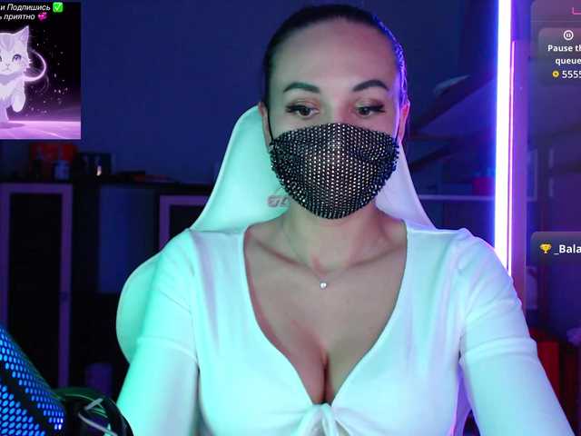 QWEENII's BongaCams show and profile