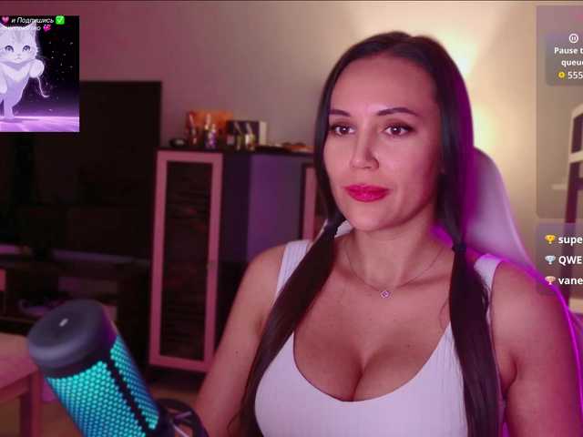 QWEENII live cam on BongaCams