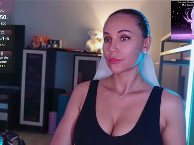 QWEENII live cam on BongaCams