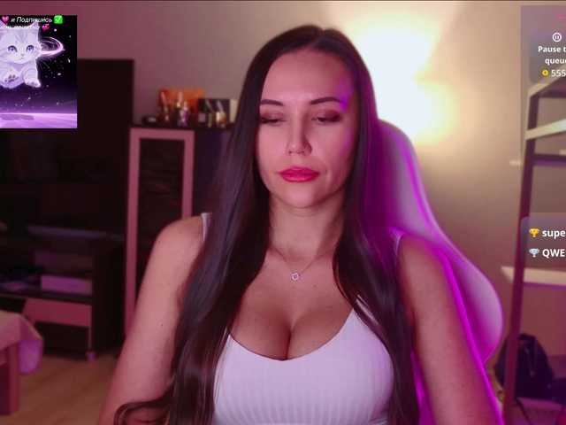 QWEENII live cam on BongaCams