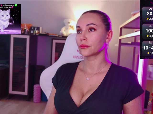 QWEENII live cam on BongaCams