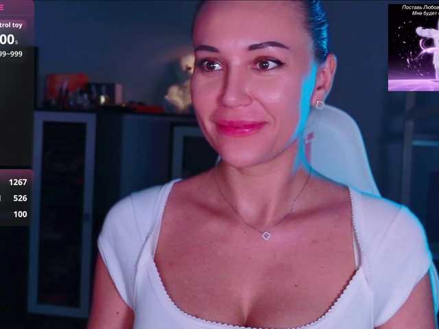 QWEENII live cam on BongaCams