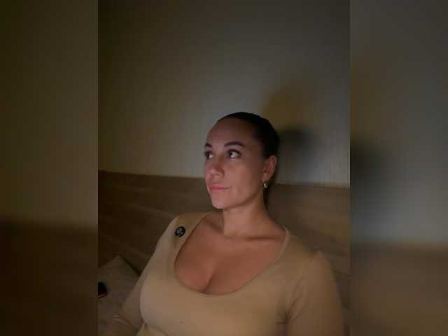 QWEENII live cam on BongaCams