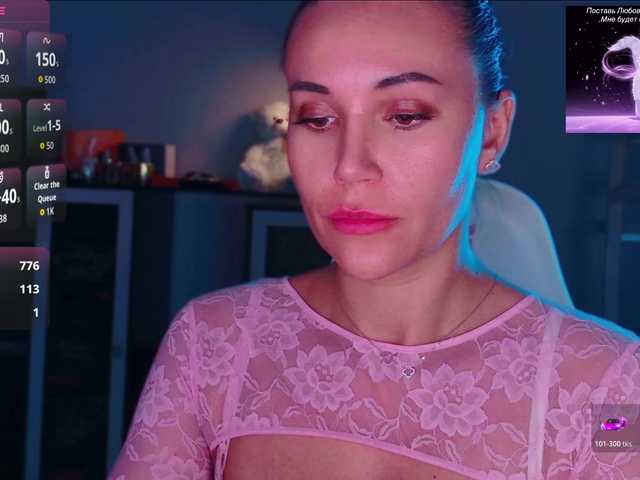 QWEENII live cam on BongaCams