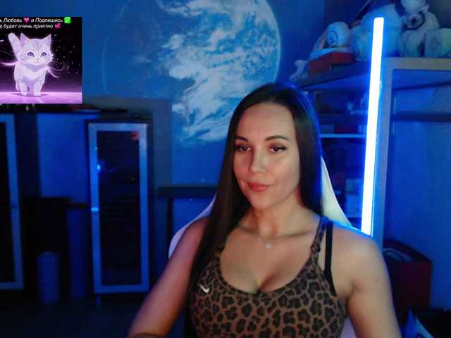 QWEENII live cam on BongaCams