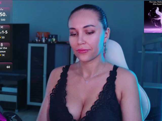 QWEENII live webcam show