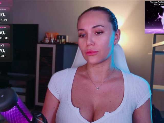 QWEENII live cam on BongaCams
