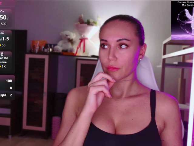 QWEENII live cam on BongaCams