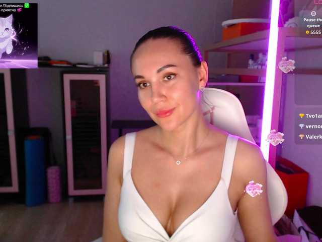 QWEENII live cam on BongaCams