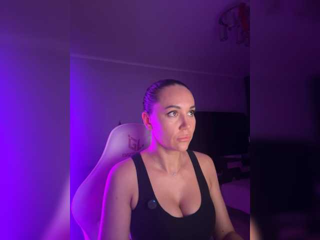 QWEENII live cam on BongaCams