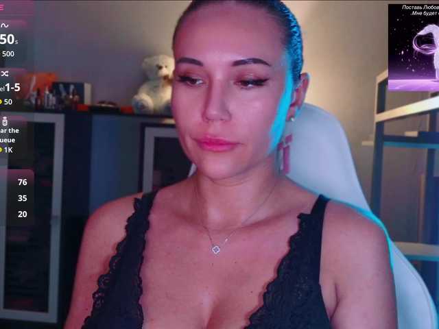 QWEENII live cam on BongaCams