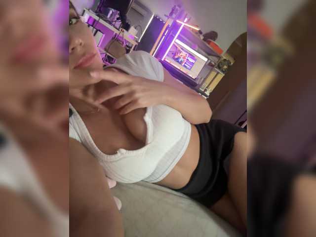 QWEENII live cam on BongaCams