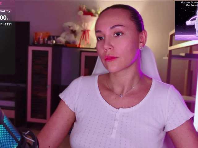QWEENII live cam on BongaCams