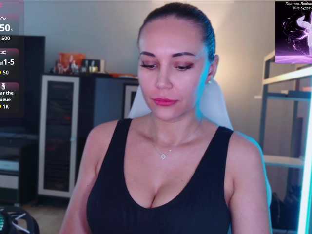 QWEENII live cam on BongaCams