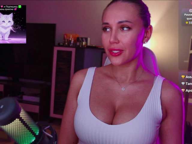 QWEENII live cam on BongaCams