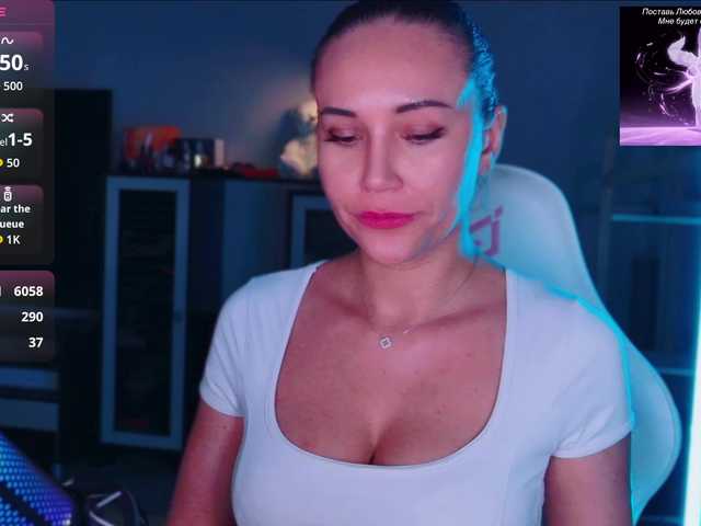 QWEENII live cam on BongaCams