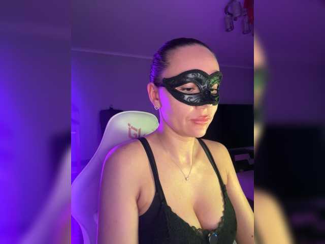 QWEENII's BongaCams show and profile