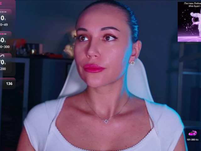 QWEENII live cam on BongaCams