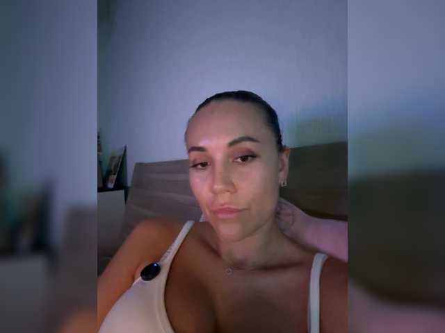QWEENII live cam on BongaCams