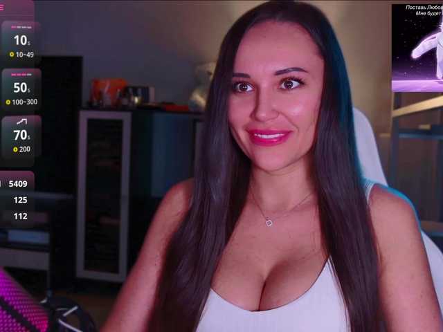 QWEENII live cam on BongaCams