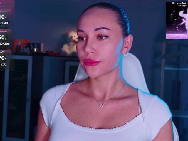 QWEENII live cam on BongaCams