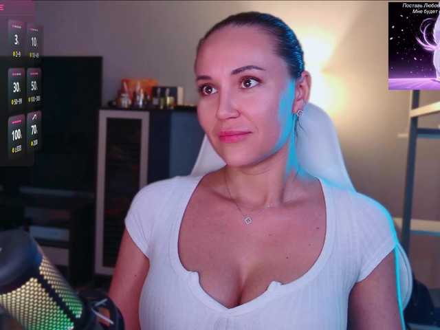 QWEENII live cam on BongaCams