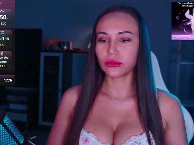 QWEENII live cam on BongaCams