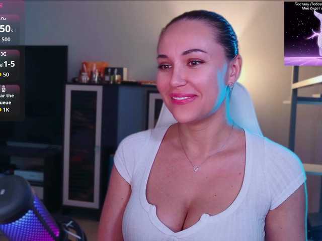 QWEENII live cam on BongaCams