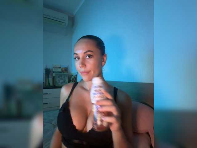 QWEENII live cam on BongaCams