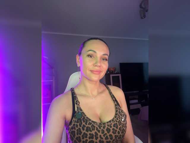 QWEENII live cam on BongaCams